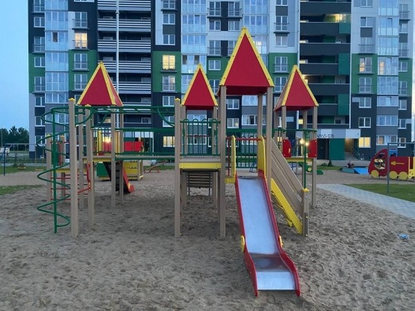 В Бресте на улице Мытной завершён монтаж детского игрового комплекса