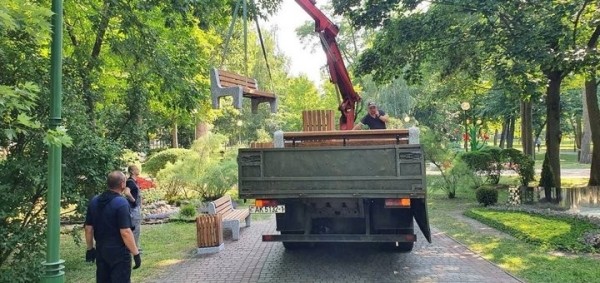 В Бресте на центральной аллее Парка культуры и отдыха смонтировали 14 новых скамеек В Бресте на центральной аллее Парка культуры и отдыха смонтировали 14 новых скамеек