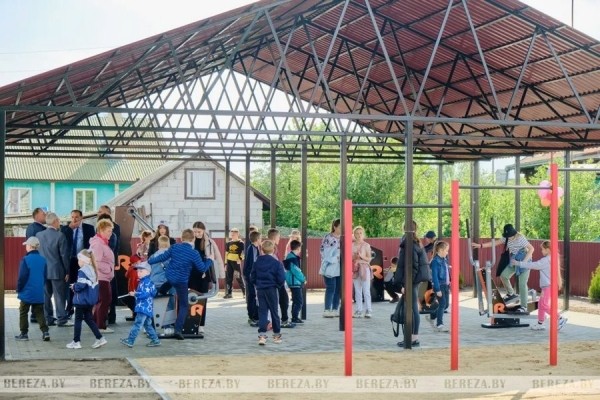 Новую детскую площадку открыли в Нарутовичах (Брестская область)