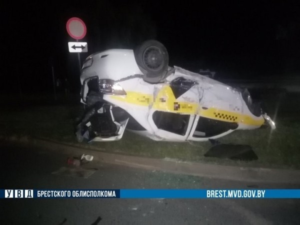 Появились подробности ДТП в Кобрине, в котором перевернулся автомобиль такси. Кто виноват?