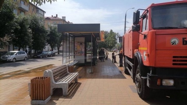 В Бресте моют остановки общественного транспорта