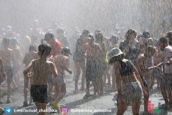 Жабинковские спасатели устроили водную феерию ребятам, отдыхающим в оздоровительном лагере «Орленок»