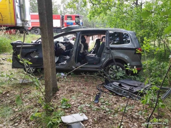 В Беларуси женщина с детьми на Volkswagen выехала под фуру. Погибла она сама и ее дочь