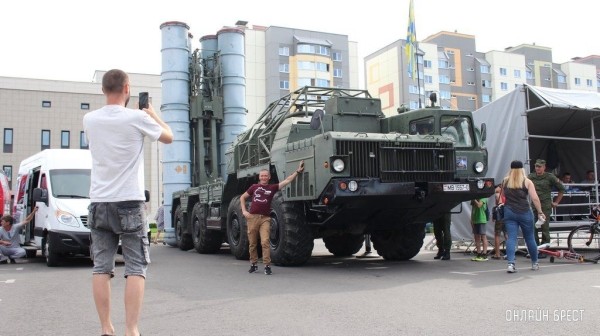 
                Читатель: Сегодня в Бресте на Махновича была выставка военной техники
            