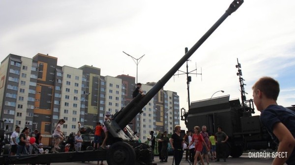 
                Читатель: Сегодня в Бресте на Махновича была выставка военной техники
            