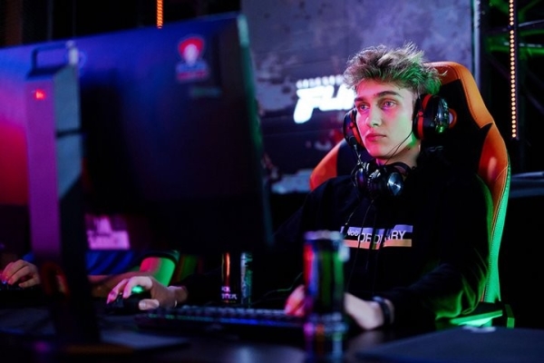 «Налегке за один месяц заработал 500 долларов». Молодой киберспортсмен из Беларуси — о работе, зарплате и жизни