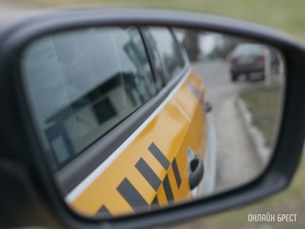 Таксист без ведома клиента отменил поездку, а тот обратился в налоговую