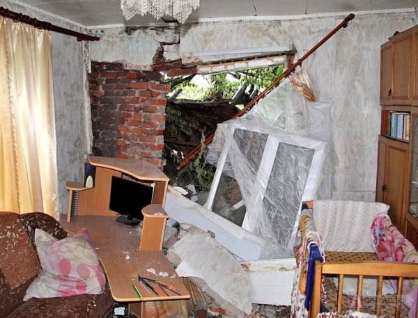 Разрушенный фасад, перебитый газопровод. В Гомельской области трактор въехал в частный дом Разрушенный фасад, перебитый газопровод. В Гомельской области трактор въехал в частный дом