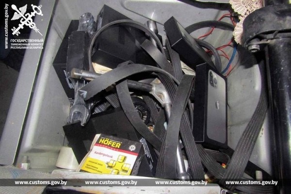 Россиянин пытался провезти без декларации через границу 5 смартфонов. Случай на границе в Бресте Россиянин пытался провезти без декларации через границу 5 смартфонов. Случай на границе в Бресте