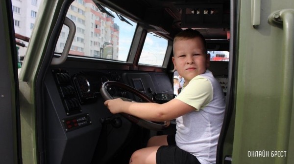 
                Читатель: Сегодня в Бресте на Махновича была выставка военной техники
            