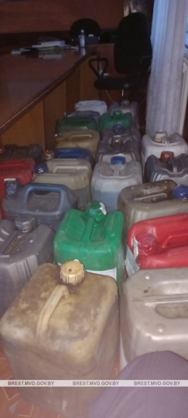 У жителя Брестской области обнаружили и изъяли 210 литров окрашенного дизельного топлива У жителя Брестской области обнаружили и изъяли 210 литров окрашенного дизельного топлива