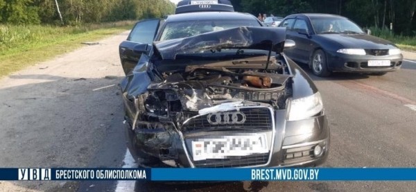 От автомобиля отсоединился прицеп. Серьёзное ДТП произошло в Бресте