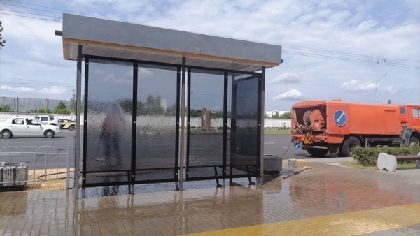 В Бресте моют остановки общественного транспорта