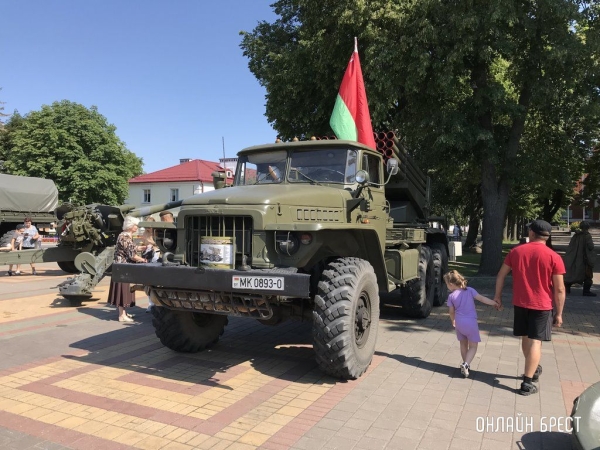 Читатель: Сегодня в Кобрине. Выставка военной техники
             
                Читатель: Сегодня в Кобрине. Выставка военной техники