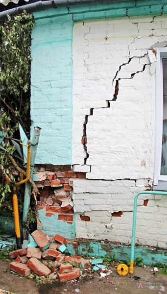 Разрушенный фасад, перебитый газопровод. В Гомельской области трактор въехал в частный дом Разрушенный фасад, перебитый газопровод. В Гомельской области трактор въехал в частный дом