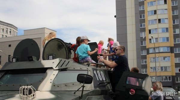 
                Читатель: Сегодня в Бресте на Махновича была выставка военной техники
            