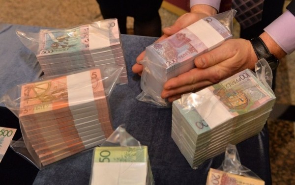 В Беларуси мошенница убедила 40 человек отдать ей 400 тысяч рублей