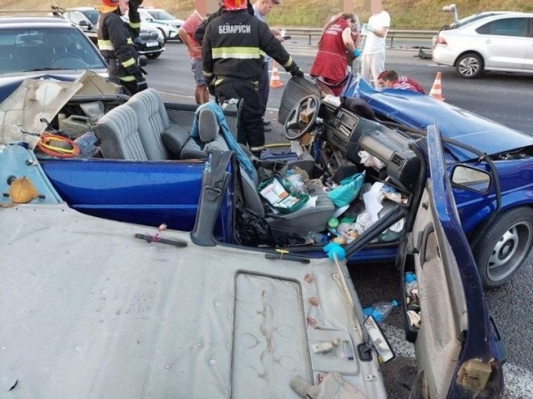 Пока водитель BMW на обочине оформлял европротокол, в него влетел VW. Подробности аварии на М4