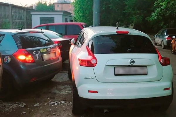 «Это мое личное место для парковки». Что делать, когда машину на стоянке подпирают