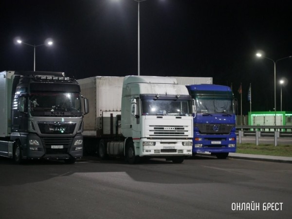 Белорусские перевозчики с 20 августа будут платить за топливо в Казахстане больше