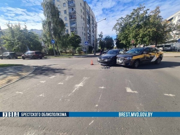 Утром в Бресте произошло ДТП с участием такси. Кто виноват?