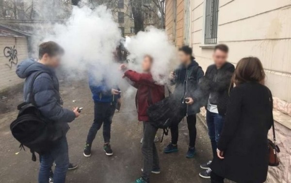 Вейпы и школы: депутаты приняли законопроект «О лицензировании»