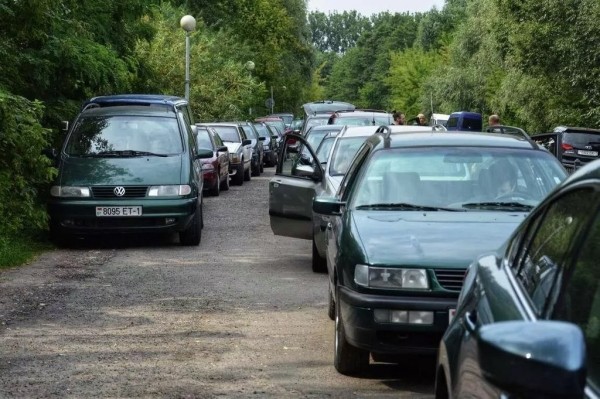 За продавцов очереди на выезд в Польшу взялась милиция