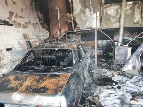 В Кобрине сгорел автомобиль, а его владелец получил ожоги