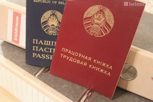 Что делать, если наниматель не согласен на увольнение по желанию работника и не отдает трудовую книжку?