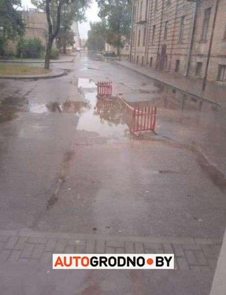 Авто утонул во дворах: строители забыли обозначить глубокую яму в Гродно