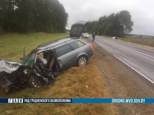 В Беларуси 19-летняя девушка на Audi выехала на встречную и столкнулась с Volkswagen, водитель этой машины в реанимации В Беларуси 19-летняя девушка на Audi выехала на встречную и столкнулась с Volkswagen, водитель этой машины в реанимации