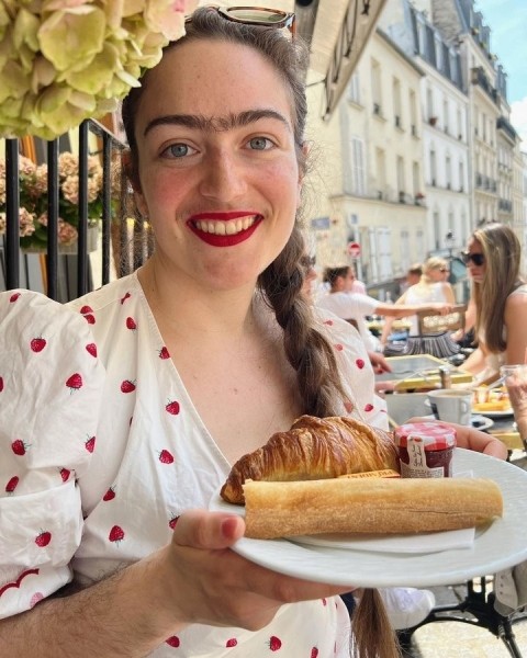 7 фото учительницы, которая отказывается сбривать волосы на лице