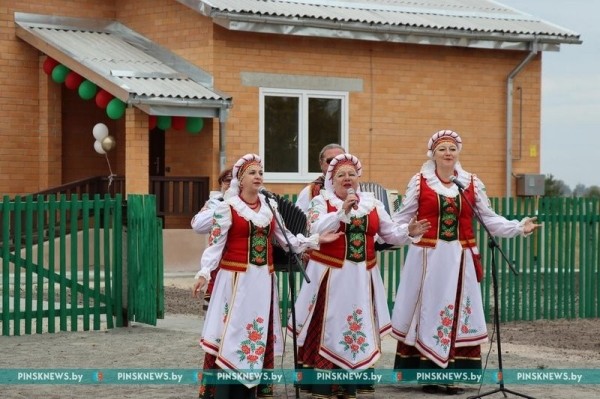 В Брестской области в агрогородке Лопатино новоселам вручили ключи от новых домов