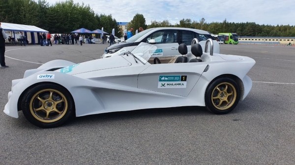 Белорусские ученые представили спортивный электрокар Белорусские ученые представили спортивный электрокар