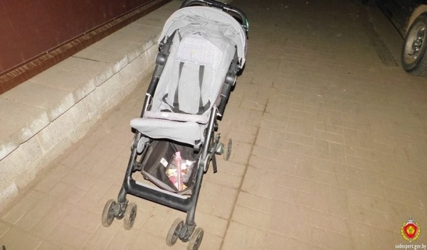 В Беларуси BMW после удара с Nissan вылетел на тротуар и сбил маму с двумя детьми. Кого обвиняют?