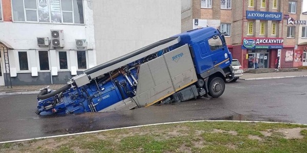 Грузовик глубоко провалился под землю прямо на проезжей части Грузовик глубоко провалился под землю прямо на проезжей части