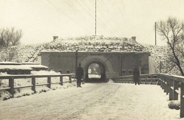 
                Читатель: Александровские (Северные) ворота крепости. Брест, 1915 год
            