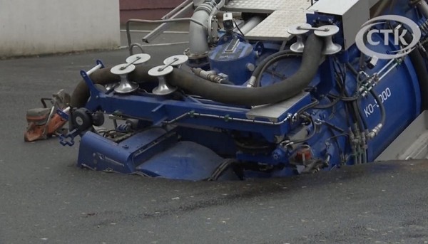 Грузовик глубоко провалился под землю прямо на проезжей части Грузовик глубоко провалился под землю прямо на проезжей части