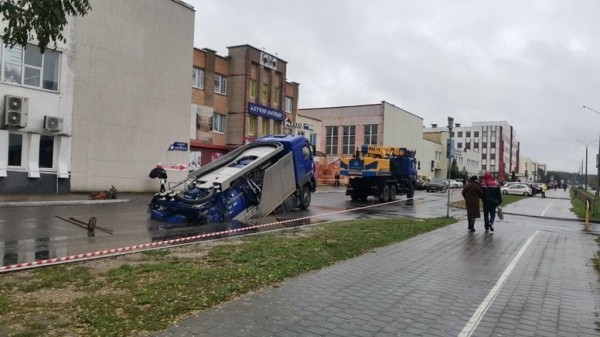 Грузовик глубоко провалился под землю прямо на проезжей части Грузовик глубоко провалился под землю прямо на проезжей части