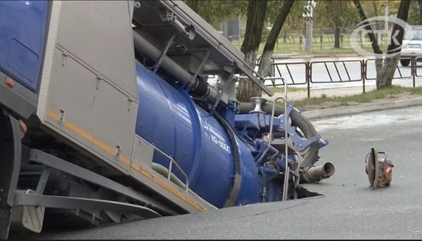 Грузовик глубоко провалился под землю прямо на проезжей части Грузовик глубоко провалился под землю прямо на проезжей части