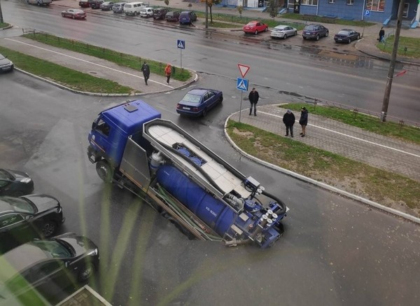 Грузовик глубоко провалился под землю прямо на проезжей части Грузовик глубоко провалился под землю прямо на проезжей части