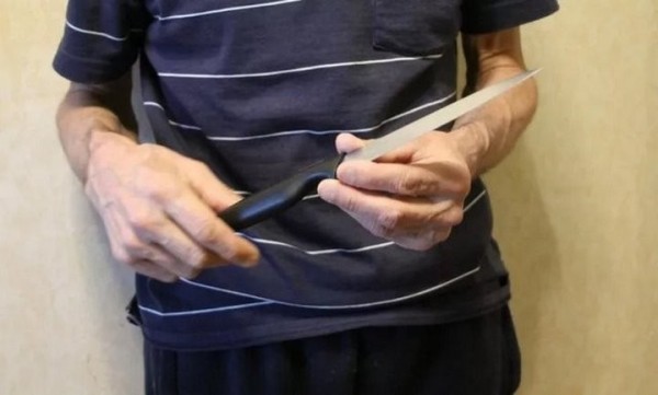 Пьяный белорус едва не лишил жизни мать за то, что она не разрешила ему позвонить со своего телефона