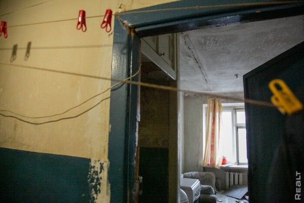 «Соседи и общая кухня − тут не самое страшное». Шокирующий репортаж из одной белорусской коммуналки