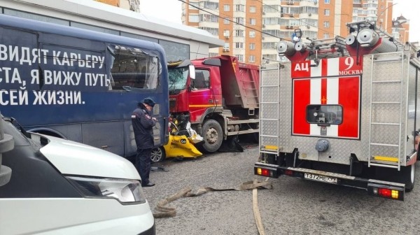 Жуткое ДТП в Москве. Белорус на самосвале протаранил такси, два человека погибли. Видео Жуткое ДТП в Москве. Белорус на самосвале протаранил такси, два человека погибли. Видео