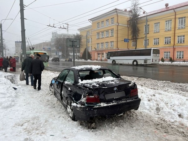 У водителя BMW, сбившего троих людей, обнаружили множество нарушений. Его заключили под стражу