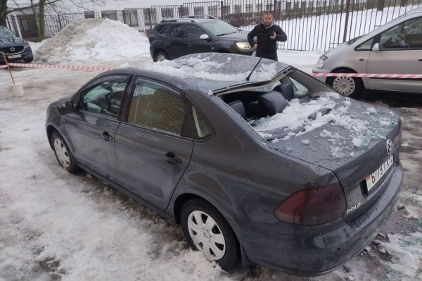 Белорус показал последствия падения снега на его Volkswagen Polo