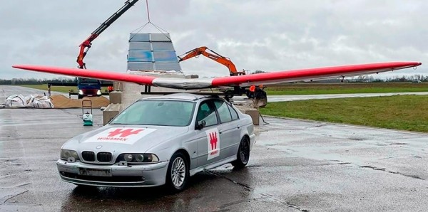 Эксперимент: как далеко может улететь BMW E39, если на нее поставить крылья самолета