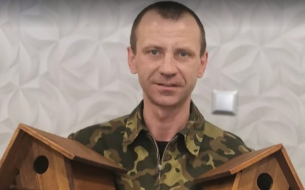 Житель Барановичей сам делает и вешает скворечники