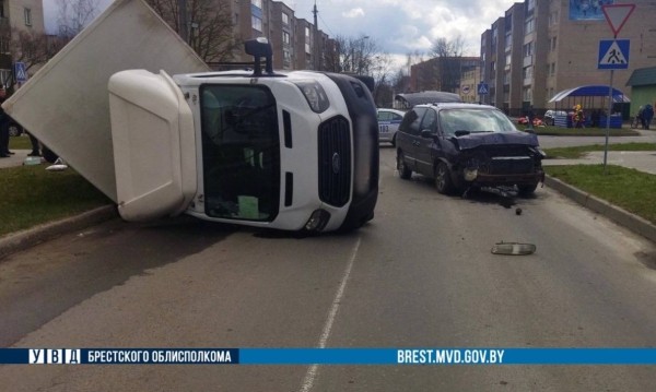Как грузовик оказался на боку? Подробности ДТП в Пружанах