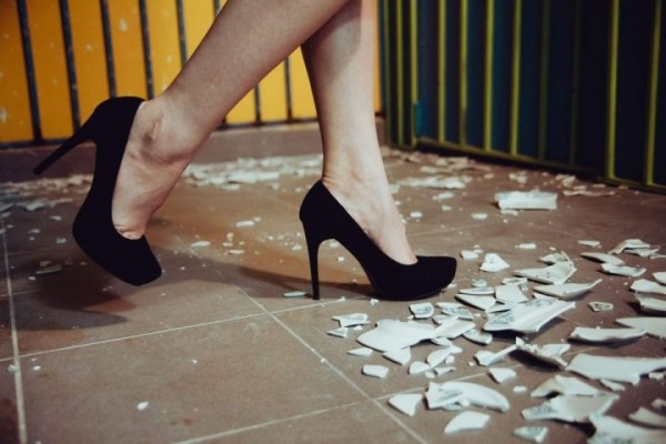 В Беларуси девушка забросала дверь возлюбленного статуэтками. За что?